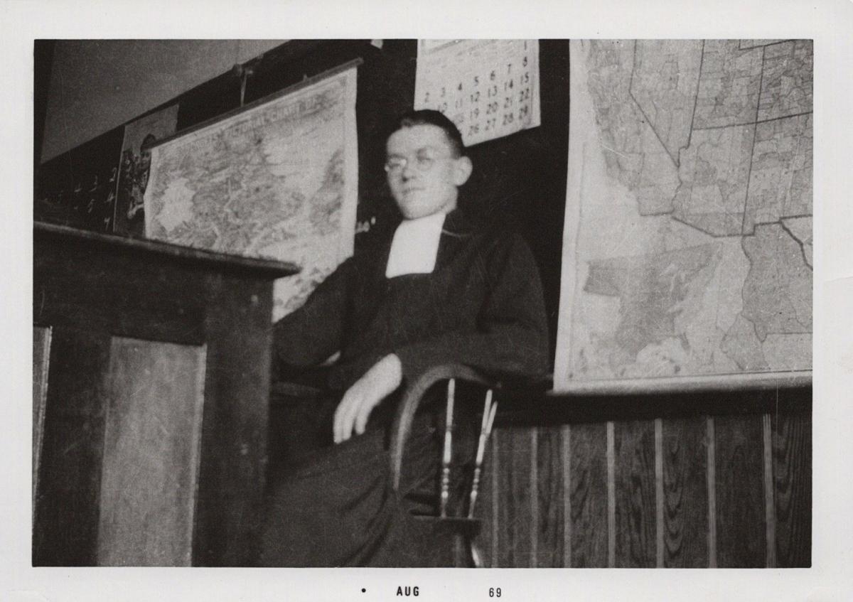 Frère Télesphore Mulaire dans sa classe, ca. 1919