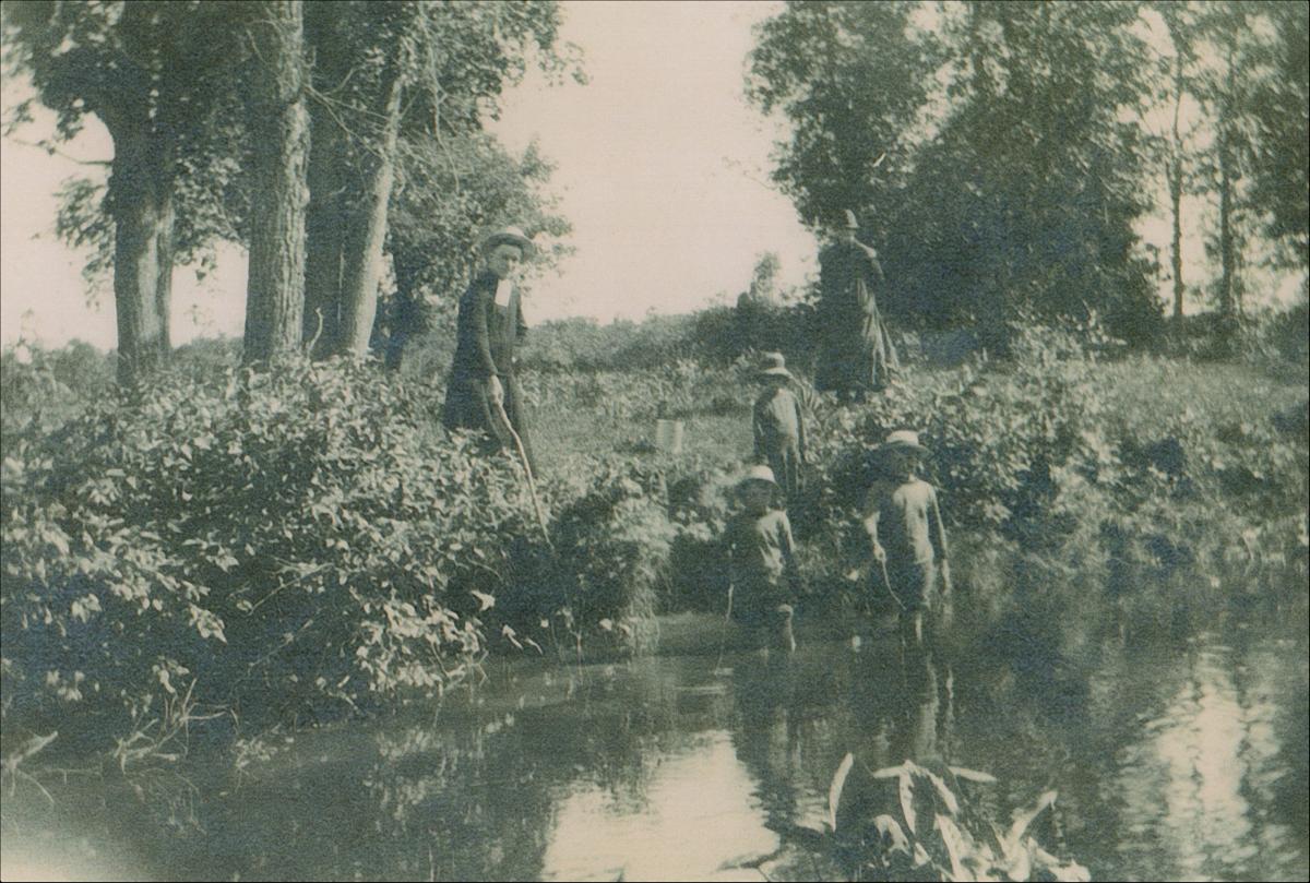 À la pêche aux écrevisses, août 1921