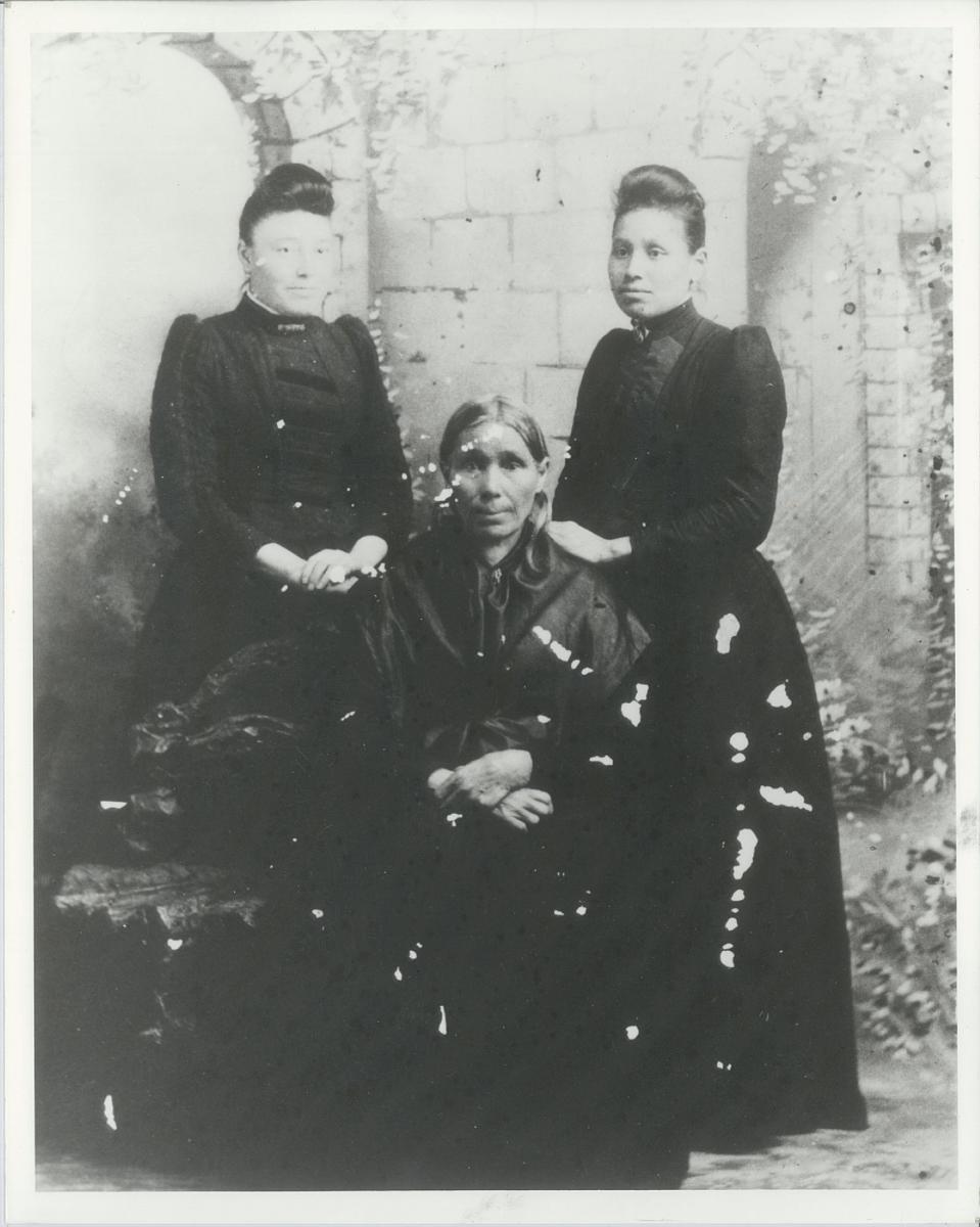 Agathe Laferté (1869-1910), épouse d’Honoré Mulaire, avec sa mère Madeleine Laferté (1833-1900), née Faille, épouse d’Olivier Laferté, et Véronique Laferté, la sœur d’Agathe. SHSB 182.