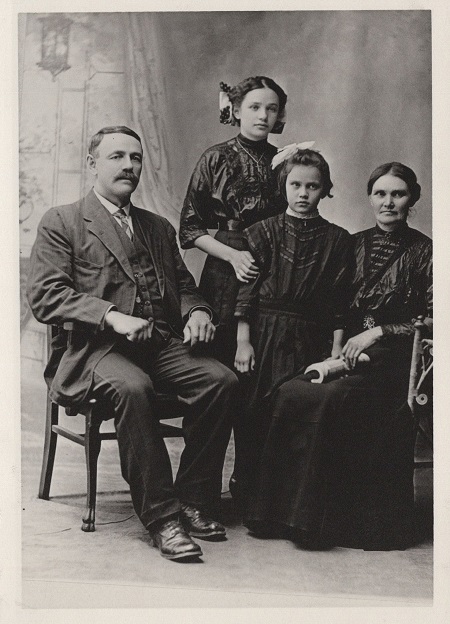 Félix et Emma Grégoire et leurs filles Léontine et Catherine. Vers 1910. SHSB 15460.